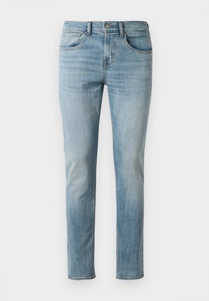Hellblaue Jeans aus Baumwolle, im Slim-Fit-Schnitt, mit einem Fünf-Taschen-Design und leichter Verblassung sowie dezenten Waschungsspuren an den Oberschenkeln.