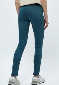 Desires DELOLA GARMENT DYE MIDWAIST - Džíny Slim Fit - atlantic deep