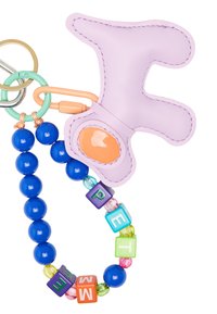 Fioletowy skórzany brelok w kształcie litery "E" z pomarańczowym akcentem, przymocowany do niebieskich koralików i kolorowych kostek z literami tworzącymi słowo "PET."