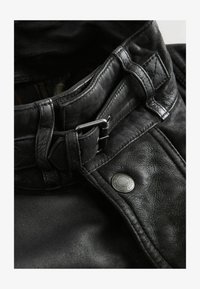 Valgt, black nubuck