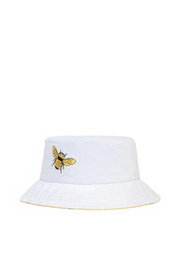 Cappello a secchiello bianco con ricamo di un'ape gialla sul lato. La visiera è ampia, con un accento giallo lungo il bordo. Realizzato in cotone.