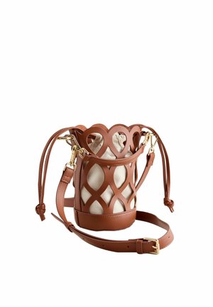Barna bőrből készült vödörtáska kivágott kanyargós mintával, bézs színű textil húzózsinóros belső zacskóval és aranyszínű fém részekkel ellátott állítható vállpánttal.