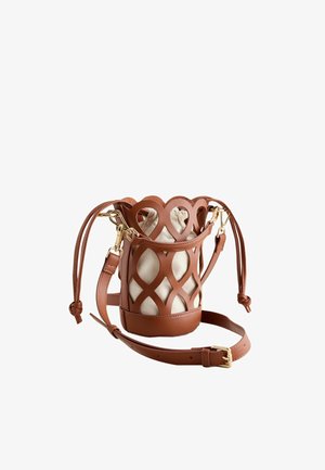 Geantă tip bucket din piele maro, cu design decupat în formă de spirală, borsetă interioară din material bej cu șnur și curea de umăr ajustabilă cu elemente metalice aurii.