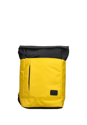 Gelb-schwarzer Rolltop-Rucksack mit vorderer Reißverschlusstasche und schwarzem Etikett in der unteren rechten Ecke vor weißem Hintergrund.