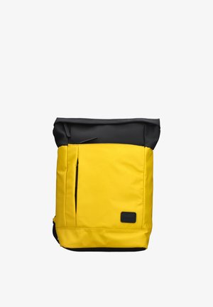 Sac à dos jaune et noir à rabat roulé avec poche zippée à l'avant et étiquette noire en bas à droite sur fond blanc.