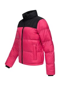 Giacca imbottita rosa con spalle nere, chiusura a zip completa, tasche laterali e polsini in elastico; texture liscia e design trapuntato.