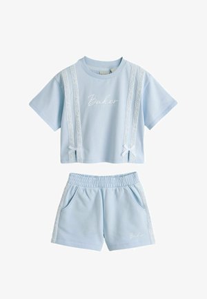 Lyseblåt to-delt sæt med kortærmet crop top og shorts med elastisk talje, med hvide blonderstriber og "Baker" logo tekst.