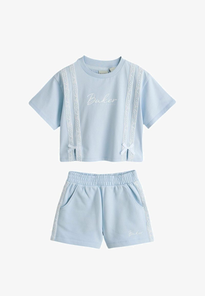 Set două piese bleu deschis, format dintr-un crop top cu mâneci scurte și pantaloni scurți cu talie elastică, având dungi din dantelă albă și textul logo „Baker”.