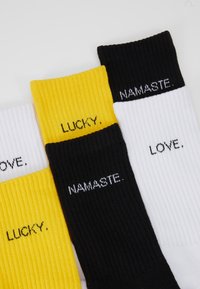 Urban Classics WORDING SOCKS 3 PACK - Calze - black/white/yellow