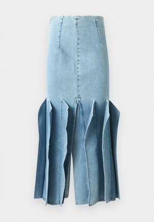 Falda de mezclilla en azul claro con un diseño acampanado, que presenta bordes irregulares y costuras verticales. La textura es suave con detalles de costura visibles.