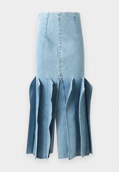 Gonna di denim azzurra chiara con design svasato, caratterizzata da bordi frastagliati e cuciture verticali. La texture è liscia con dettagli di cucitura ben visibili.