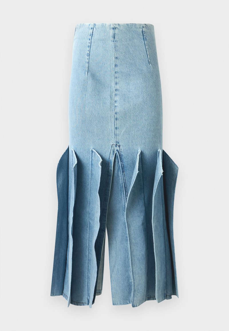 Leren jeansrok in lichtblauw met een uitlopende ontwerp, voorzien van geschulpte randen en verticale naden. De textuur is glad met zichtbare stikdetails.