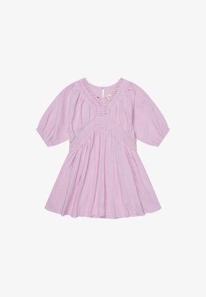 Kurzes Lavendelklei mit gepufften, ellbogenlangen Ärmeln, geraffter Taille und gerafften V-Ausschnitt-Details auf weißem Hintergrund.