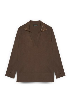 Brauner Pullover mit tiefem V-Ausschnitt und kurzen Ärmeln. Verfügt über einen mit Nieten besetzten Kragen und seitliche Schlitzdetails am Saum.