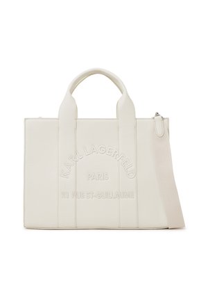 Sac cabas en cuir blanc texturé avec double poignées, bandoulière amovible, et texte embossé "Karl Lagerfeld Paris 21 Rue St-Guillaume".