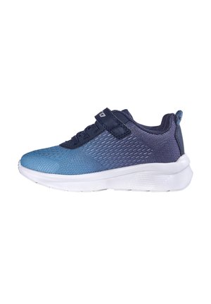 Blauer und navyfarbener leichter Sportschuh mit weißer Sohle, Mesh-Obermaterial, Schnürsenkeln und Klettverschluss auf weißem Hintergrund.