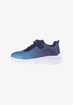 Blauer und navyfarbener leichter Sportschuh mit weißer Sohle, Mesh-Obermaterial, Schnürsenkeln und Klettverschluss auf weißem Hintergrund.