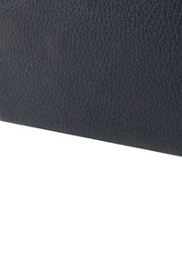 Donkerblauwe leren portemonnee met een gestructureerd oppervlak, rechthoekige vorm en zichtbare stiksels langs de randen. Geen hardware of accenten zichtbaar.