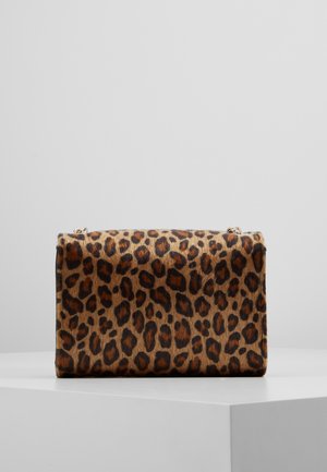 Borsa a tracolla in stampa leopardata con una texture morbida, dettagli in metallo dorato e forma rettangolare. Presenta un design a ribalta.