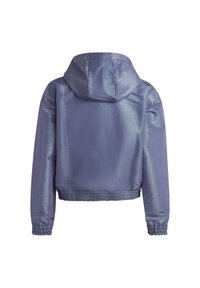 Lila kort jacka med en glänsande, slät textur, med huva, elastiska ärmslut och ett draperat avslut i midjan.