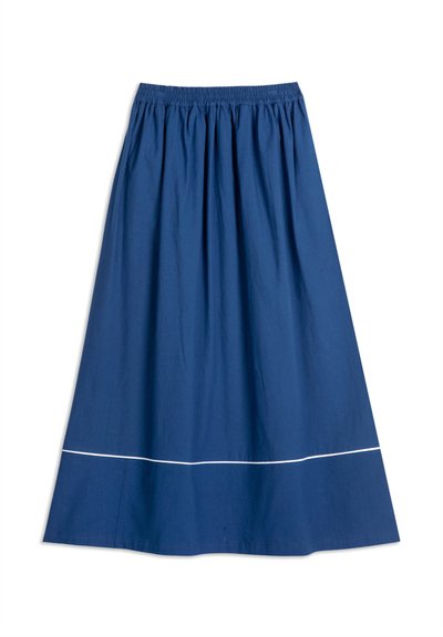 Larga falda de algodón azul con cintura elástica fruncida, que presenta un acento horizontal blanco cerca del dobladillo, textura suave y forma acampanada.