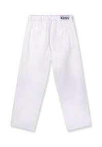 Białe bawełniane spodnie z elastycznym pasem, prostymi nogawkami, dwiema tylnymi kieszeniami i oznaczeniem marki przy pasie.