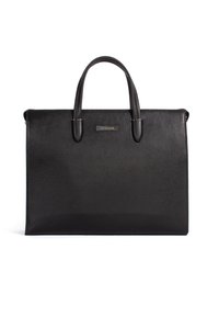 Sort læderhåndtaske med en tekstureret overflade, dobbelte topstænger og en metal logo-plade. Rektangulær form med syede kanter.