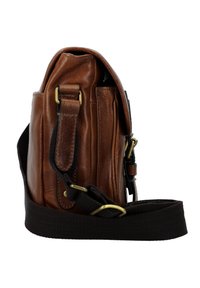 Sac à épaule en cuir brun avec une bandoulière en tissu sombre réglable, présentant des accessoires en laiton et une finition texturée. Pas de logo visible, design compact.