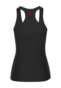 Črna brezrokavna majica s športnim hrbtom, izdelana iz gladkega materiala. Ima majhen okrogli logo v burgundski barvi blizu izreza.