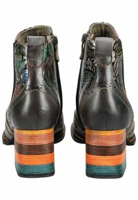 Lederstiefel bis zum Knöchel mit kunstvollen floralen Mustern, mehrfarbigem, gestapeltem Absatz, strukturiertem schwarzem Leder und dekorativen Steppnähten.