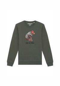 Donkergroene sweatshirt van zacht materiaal. Heeft een beerillustratie in een gestreept shirt en rode hoed, met tekst eronder. Klassiek ronde hals ontwerp.
