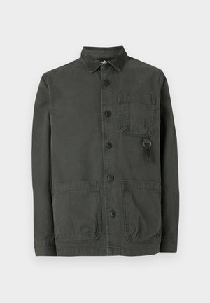 Ciemnozielona kurtka z płótna z klasycznym kołnierzem, pięcioma guzikami z przodu, jedną kieszenią na piersi, dwoma kieszeniami bocznymi oraz pętlą na brelok.