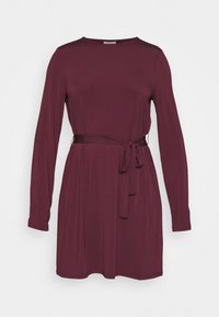 Robe bordeaux à manches longues avec un col rond et une ceinture assortie en tissu, présentant une texture lisse et douce ainsi qu'une silhouette évasée.