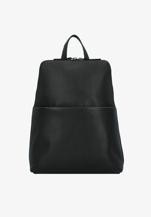 Mochila de cuero negro con una textura suave, un bolsillo frontal, un asa superior y cierre de cremallera. Presenta un diseño minimalista y sin material visible.