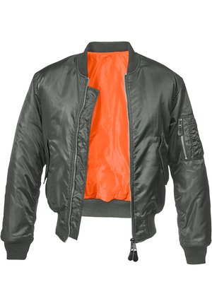 Chaqueta bomber de color verde oliva con cierre de cremallera en el frente, puños acanalados y forro de nylon naranja. Incluye un bolsillo lateral con cremallera.