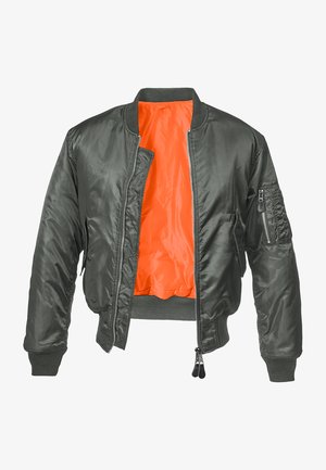 Chaqueta bomber de color verde oliva con cierre de cremallera en el frente, puños acanalados y forro de nylon naranja. Incluye un bolsillo lateral con cremallera.