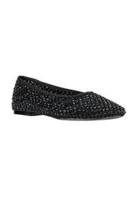 Scarpa flat nera con punta affusolata, decorata con scintillanti strass neri su una tessitura in rete. Fodera morbida e tacco basso.