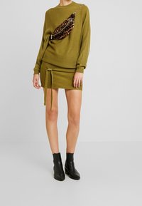 TWINTIP Abito in maglia - khaki