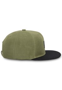 Olíva zöld baseball sapka fekete ernyővel; texturált anyagból készült, lapos karimával és hátul snapback zárással.