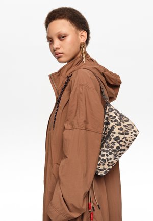BIMBA Y LOLA, BIMBA Y LOLA BOLSO TRAPECIO LEOPARD NATURAL - Bolso de mano - leopard natural