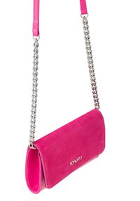 Borsa in suede rosa con tracolla in catena argentata, caratterizzata da una chiusura a patta e un logo stampato in rilievo. Texture liscia con un contrasto di colore vivace.