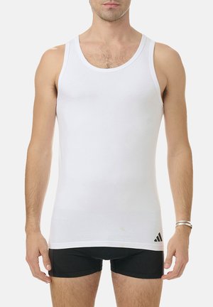 Weißes Tanktop aus Baumwollstoff, mit Rundhalsausschnitt, slim fit und schwarzem adidas-Logo unten links. Ärmelloses Design.