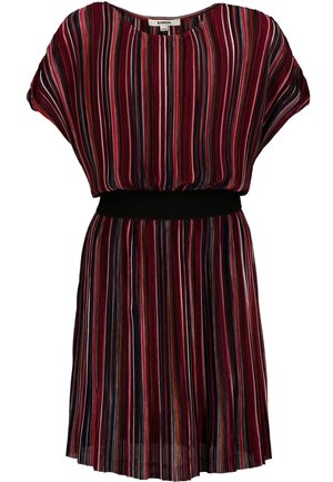 Vestido de rayas multicolores con mangas cortas, cinturón negro y tela fluida. Presenta rayas verticales en rojo, azul y blanco.