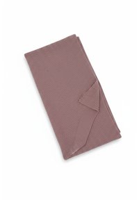 Coperta intrecciata in morbido malva con motivo a rilievo, angolo piegato, realizzata in cotone o mischia di cotone.