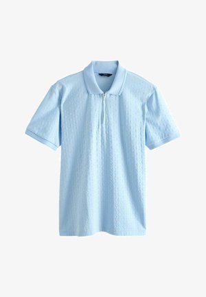 Světle modrá polokošile s krátkým rukávem, jemným texturovaným vzorem a půlzipovým límečkem, položena na bílém pozadí.