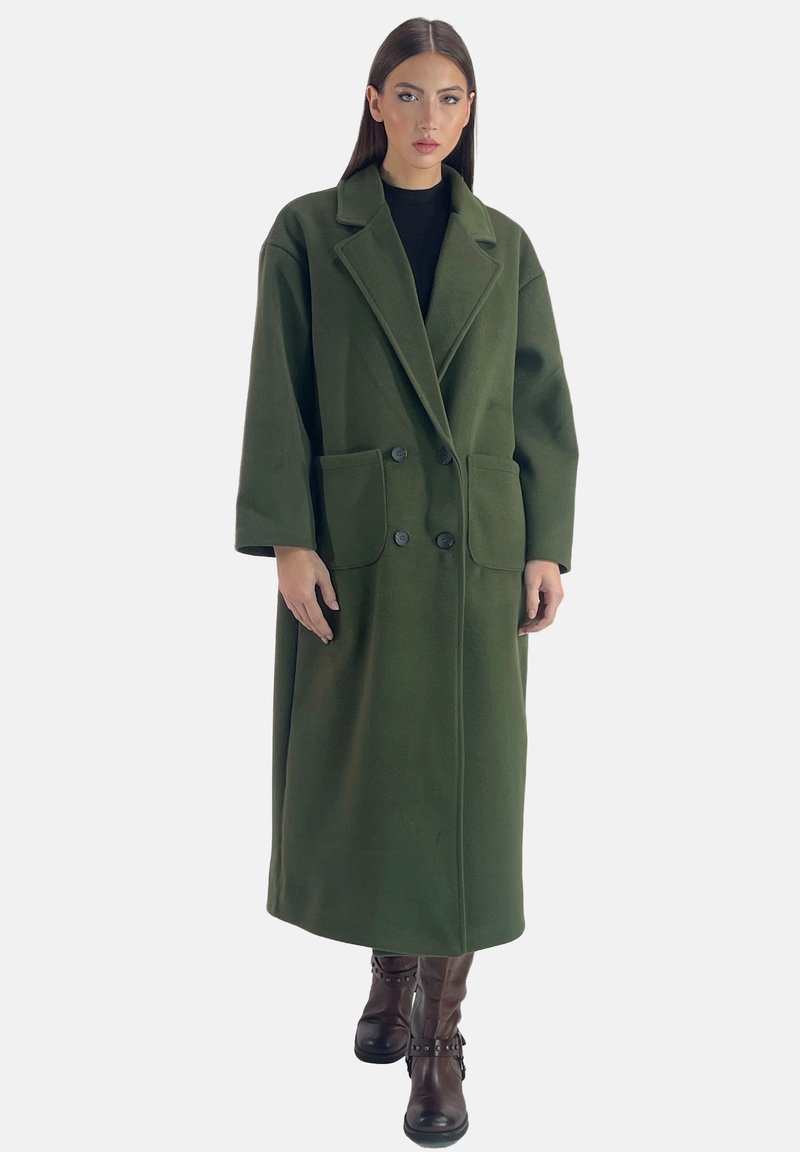 Abrigo largo de mezcla de lana en verde oliva, con cuello muesca, diseño cruzado, dos grandes bolsillos frontales y silueta recta.