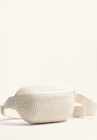 Marsupio bianco intrecciato con superficie testurizzata, forma rettangolare e zip bianca. Cintura regolabile e chiusura con fibbia in plastica.