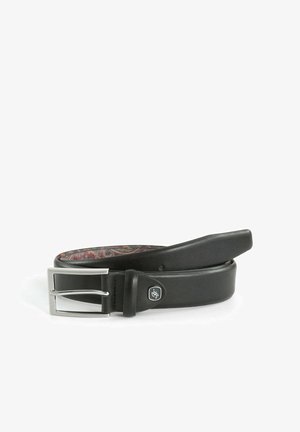 Schwarzer Ledergürtel mit einer silbernen Metallschnalle und gemustertem Innenfutter. Glatte Textur und leicht spitz zulaufendes Ende für eine verstellbare Passform.