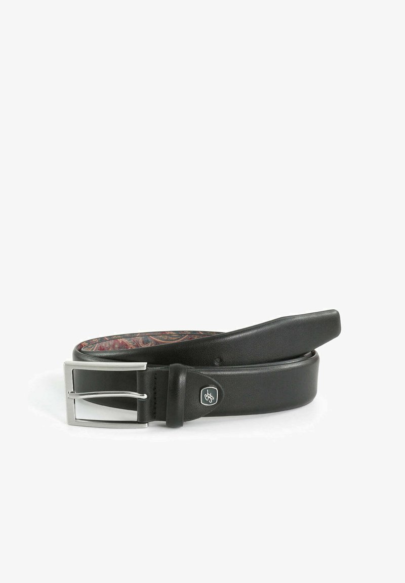 Schwarzer Ledergürtel mit einer silbernen Metallschnalle und gemustertem Innenfutter. Glatte Textur und leicht spitz zulaufendes Ende für eine verstellbare Passform.