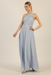 Himmelblaue One-Shoulder-Gala mit gefältelt Oberteil und fließendem Rock. Der Stoff ist glatt mit einem sanften Fall und wird durch dekorative Absätze ergänzt.
